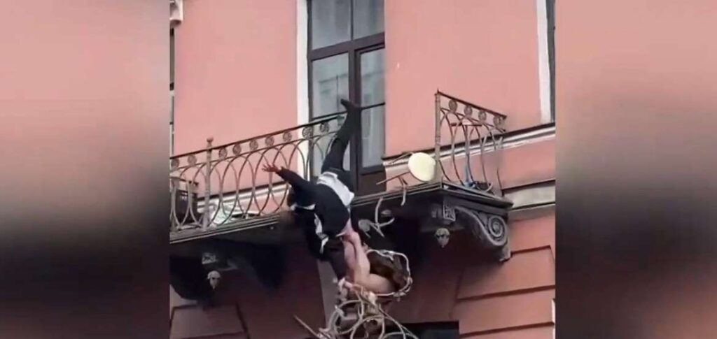 Couple fell from the balcony while arguing - The shocking VIDEO