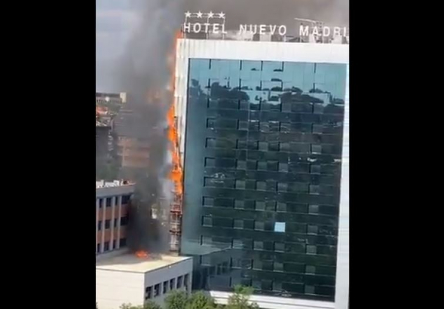 Big fire in a hotel, flames visible from a distance. (video)
