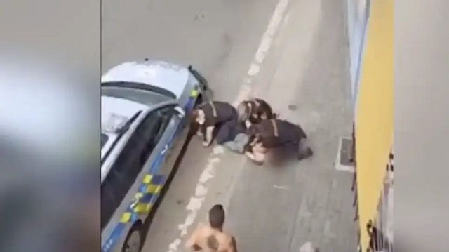 Policeman kneels on Roma neck and kills him - Video