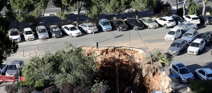 The moment when a huge hole in a parking lot outside a hospital 