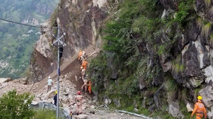 10 killed by landslide