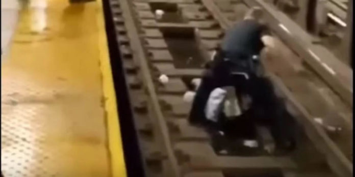 Anxious rescue of a 60-year-old man who fell on the train tracks by a police officer