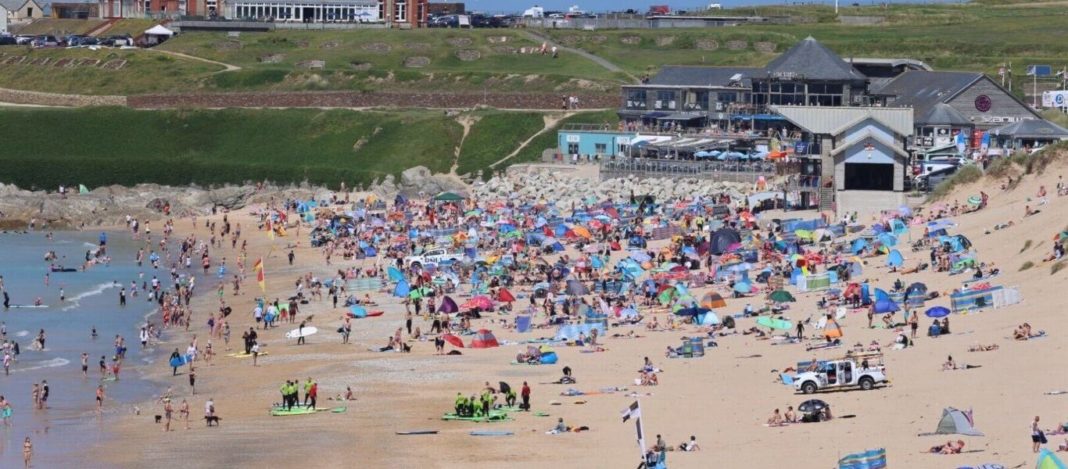 A teenager raped a 15-year-old girl in the sea in front of bathers