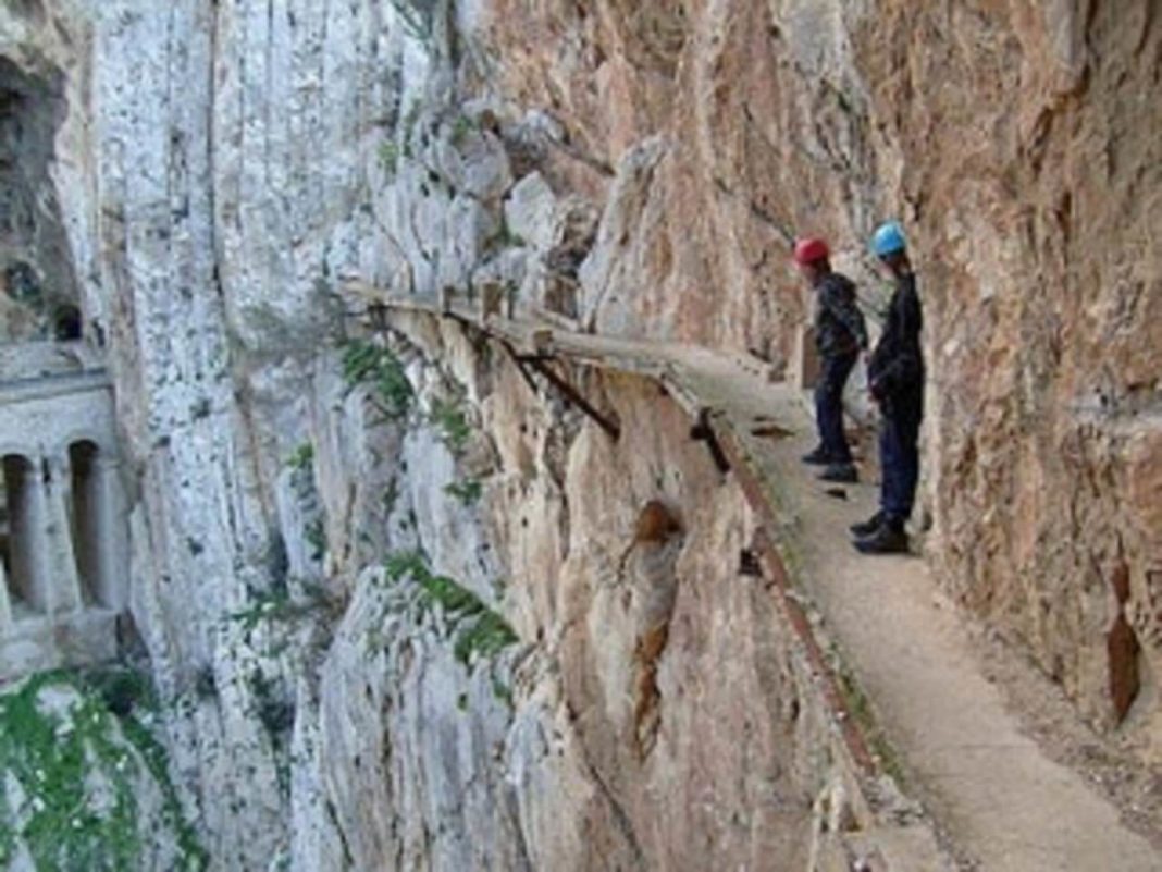 This is the most dangerous path in the world! Would you cross it? [PHOTO]