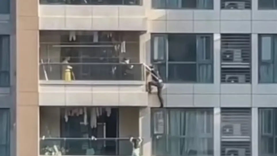 Video: Police officer goes down to the 11th floor of a skyscraper to save a 4-year-old