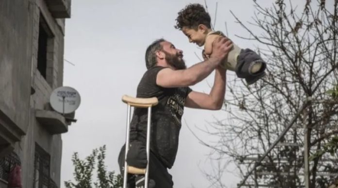 A picture of 1,000 words: The snapshot of a father and son during the war