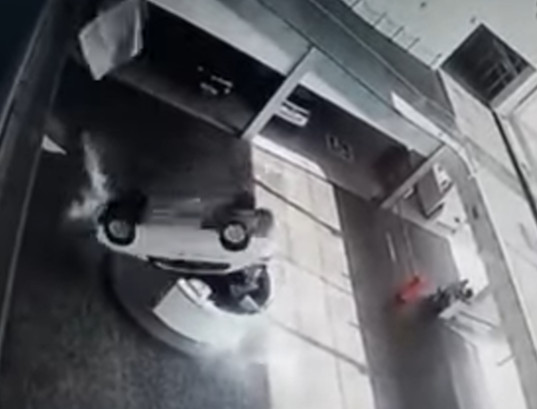 Scary video: A car falls from the 2nd floor and lands on a woman