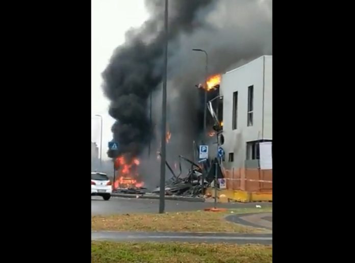 Plane crashes near metro station - All six passengers dead (VIDEO)