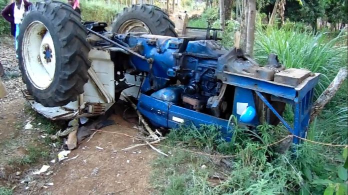 One injured after tractor runs off roadway, strikes tree in Colleton County