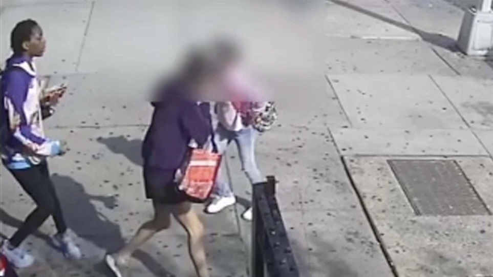 Teenage girl threw a fist at a woman who asked her to wear her mask - Watch video