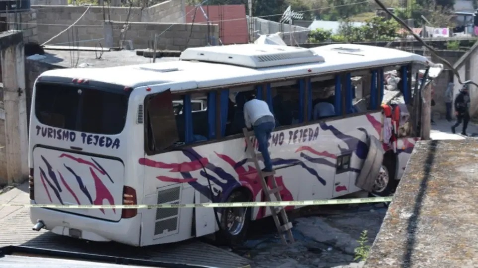 At least 19 dead and 32 injured in tourist bus accident - Watch video